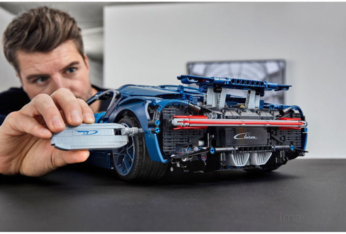 Конструктор LEGO Technic Bugatti Chiron [42083]